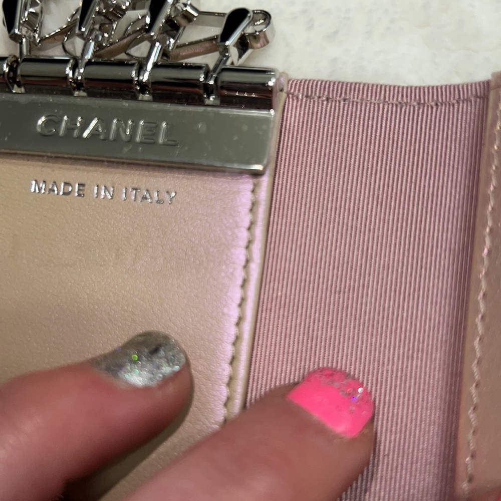 SOLD. 🌸 Chanel Iridescent Pink Key Holder 21K 🌸 - Picture 15 of 16